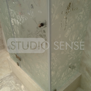 Shower Enclosure with decoration