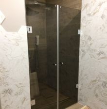 Doppio Glass Shower Wall